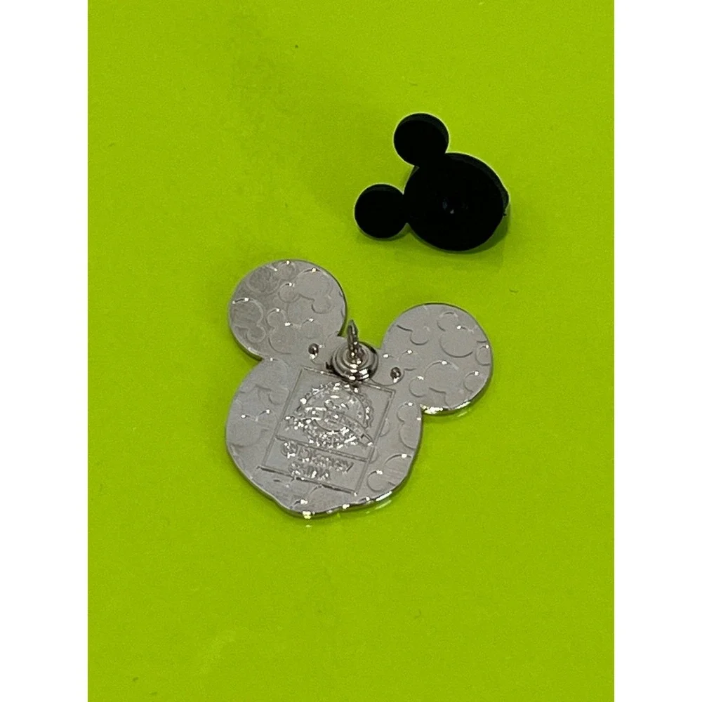 Disney Parks Mickey Mouse Head Enamel Trading Pin 2011Silver Tone Authentic EUC